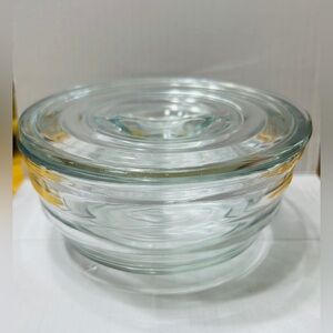 Vintage refrigerator bowl w lid, Bright clear glass. Excellent condition!